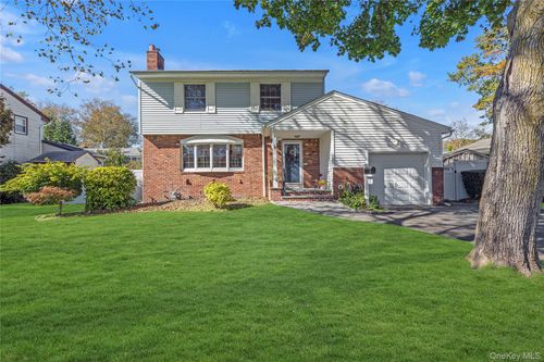 5 Mathews Street, Huntington, NY, 11747 | Card Image