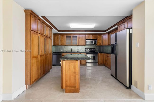 APT-6M - 5055 Collins Ave, Condo with 2 bedrooms, 3 bathrooms and null parking in Miami Beach FL | Image 8