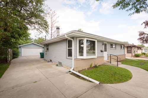 N89W15242 Cleveland Ave, Menomonee Falls, WI, 53051-2212 | Card Image