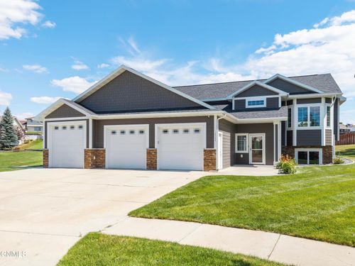 2304 Eastview Pl Se, Mandan, ND, 58554-5703 | Card Image