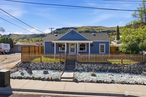 311 Federal Ave, Grand Coulee, WA, 99133-8798 | Card Image