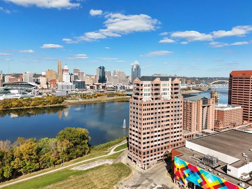 ph3b-100 W Rivercenter Blvd, Covington, KY, 41011-5815 | Card Image