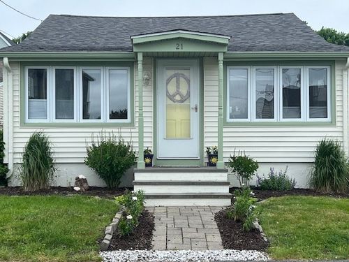 21 Aquidneck Ave, Portsmouth, RI, 02871-4303 | Card Image