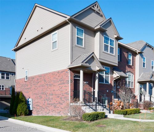 2685 Helmsdale Cir, Rochester Hills, MI, 48307-4296 | Card Image