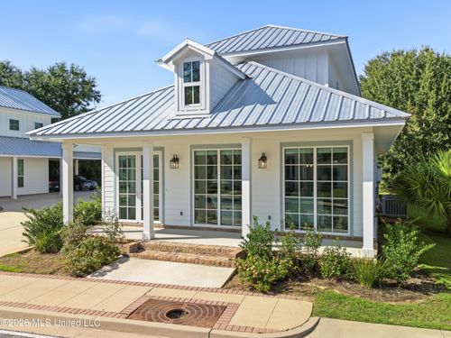 542 Howard Ave, Biloxi, MS, 39530-4448 | Card Image