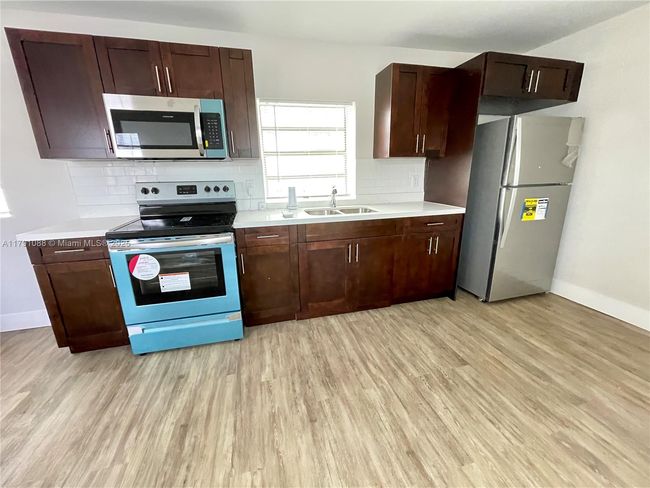 800 Nw 3 Rd Ter, House other with 2 bedrooms, 1 bathrooms and null parking in Hallandale Beach FL | Image 4