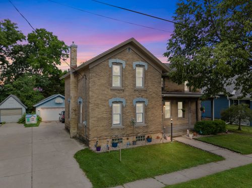 313 Dewey Ave, Watertown, WI, 53094-3917 | Card Image
