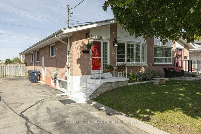 2 Ailsa Craig Crt, House attached with 7 bedrooms, 2 bathrooms and 5 parking in North York ON | Image 5