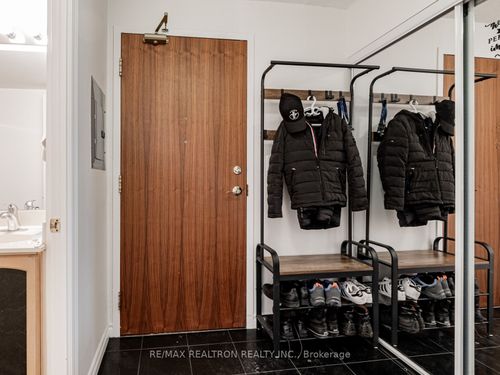 512-3830 Bathurst St, North York, ON, M3H6C5 | Card Image