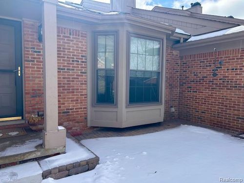 28-7305 Meadowridge Cir, West Bloomfield, MI, 48322-2913 | Card Image