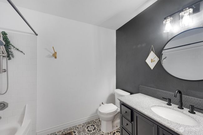 shared bath - full - main floor | Image 20