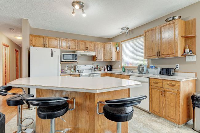 8922 104 Avenue, Home with 5 bedrooms, 3 bathrooms and 4 parking in Grande Prairie AB | Image 3