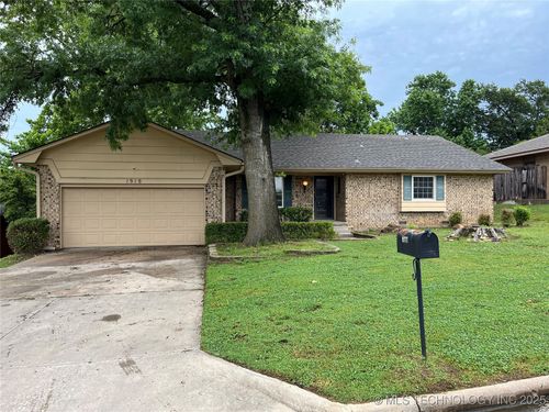 1918 E 14th Pl, Ada, OK, 74820-7023 | Card Image