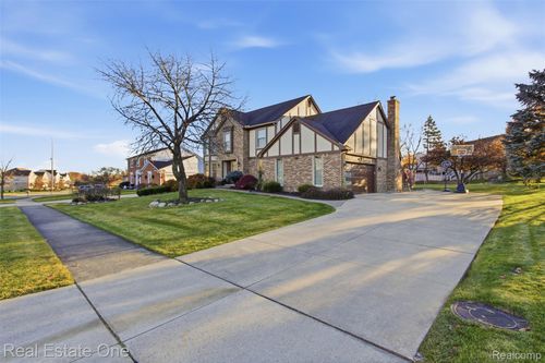 9377 Pineview Dr, Plymouth, MI, 48170-3286 | Card Image