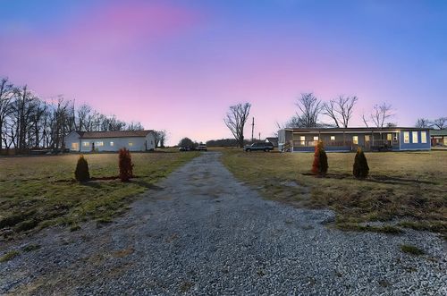 3665 Burning Star 2 Rd, Du Quoin, IL, 62832-3301 | Card Image