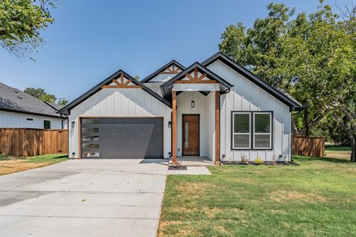 303 W Hobbs St, Boyd, TX, 76023-3121 | Card Image