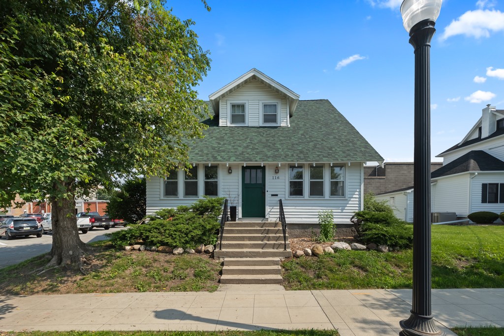 2nd Ave, Newton, IA 50208