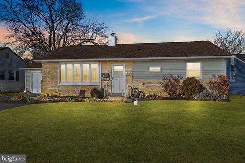 673 Trenton Rd, FAIRLESS HILLS, PA, 19030-2407 | Card Image