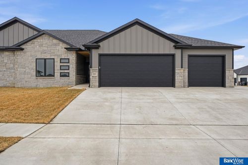 9401 Delano Dr, Lincoln, NE, 68516-1770 | Card Image