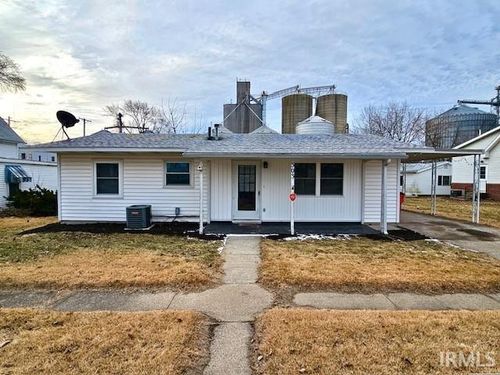 303 W Johnson St, Wolcott, IN, 47995-8307 | Card Image