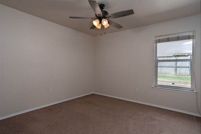 Bedroom with ceiling fan | Image 30