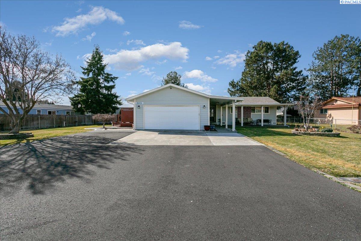 Locust Ln, Pasco, WA 99301