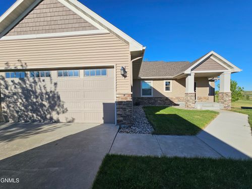 2222 5th Ave Ne, Watford City, ND, 58854-7425 | Card Image