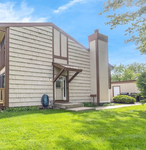 563 N Woodfield Trl, Roselle, IL, 60172-1073 | Card Image