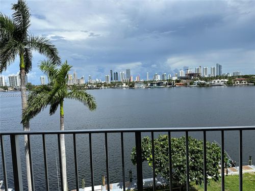 5d-16558 Ne 26th Ave, North Miami Beach, FL, 33160-4019 | Card Image