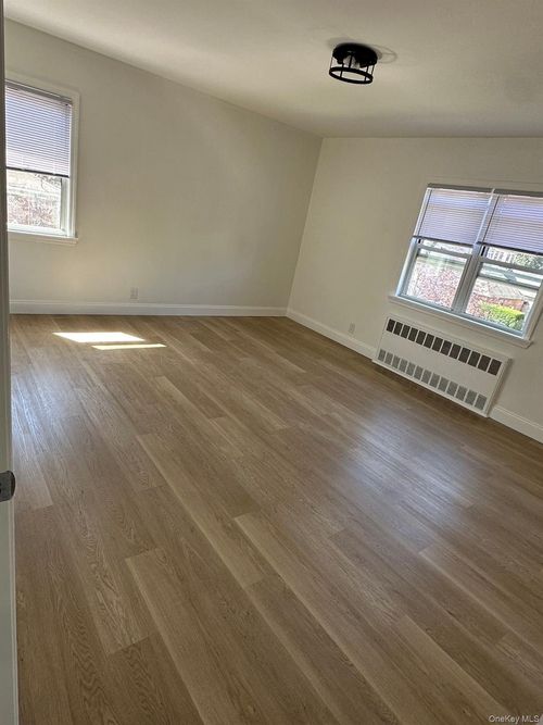 46 158th St, Flushing, NY, 11358-3609 | Card Image