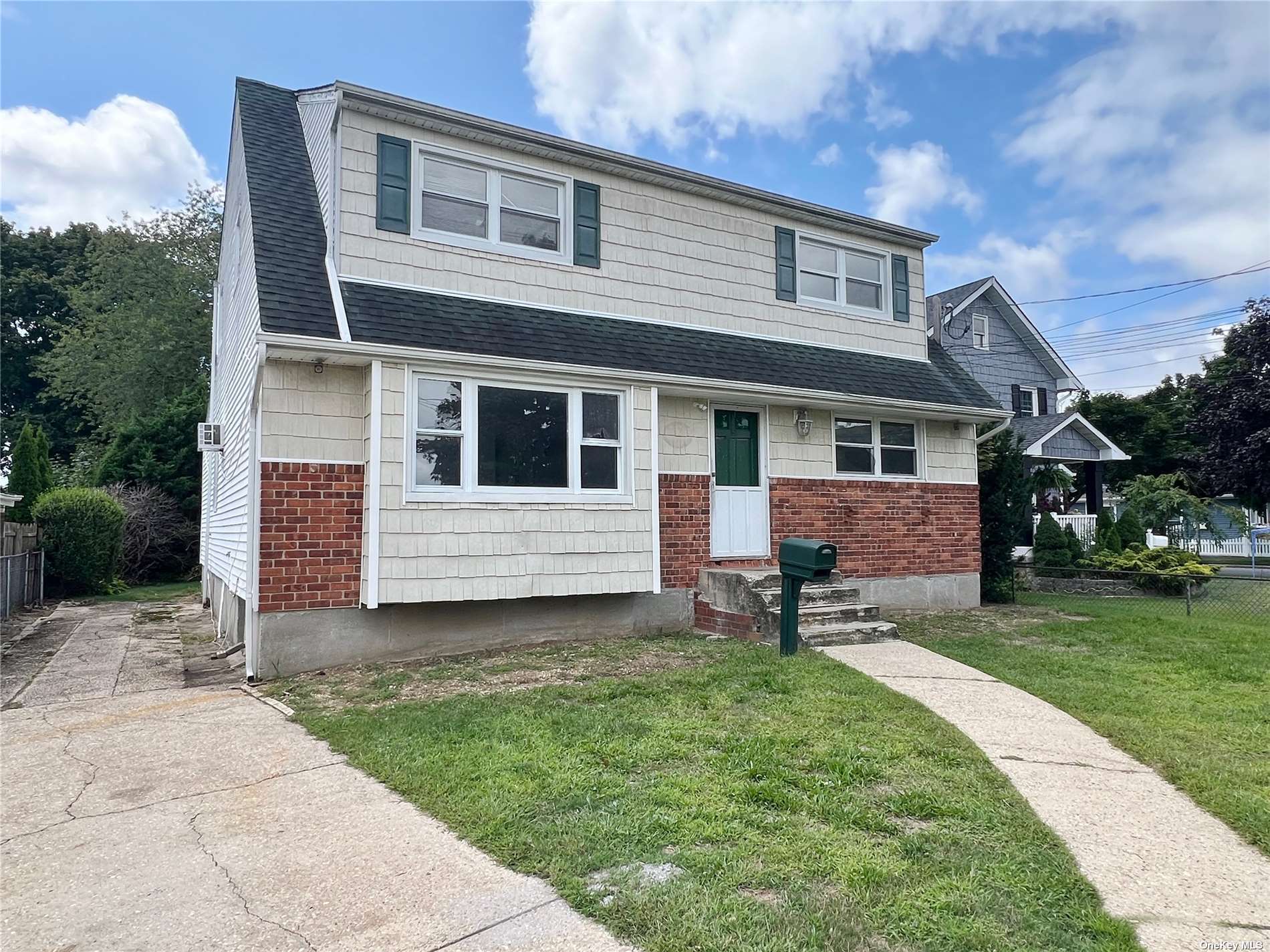Clinton Ave, Farmingdale, NY 11735