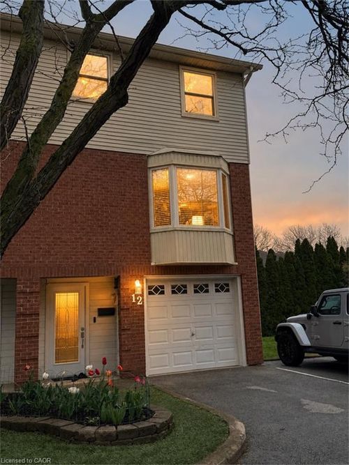 12-130 Livingston Ave, Grimsby, ON, L3M4W5 | Card Image
