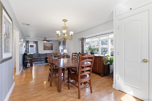 632 Wyngate Dr W, Valley Stream, NY, 11580-1445 | Card Image