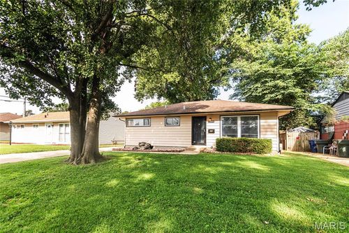 8015 Carlsbad Dr, Saint Louis, MO, 63123-4813 | Card Image