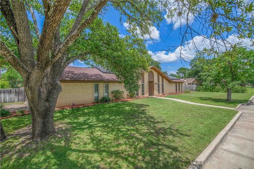 2401 Briar Oaks Dr, Bryan, TX, 77802-4710 | Card Image