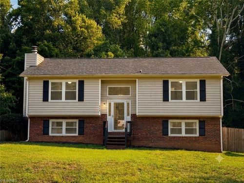 405 Cypress Dr, Reidsville, NC, 27320-6047 | Card Image