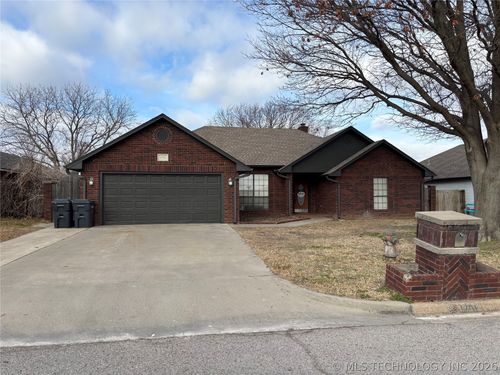 1701 Southern Hills Dr, Ardmore, OK, 73401-9066 | Card Image