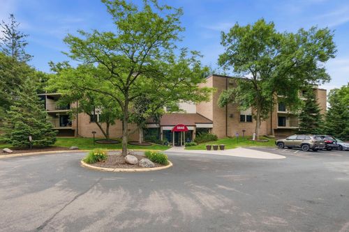 305-5645 Green Circle Dr, Hopkins, MN, 55343-9662 | Card Image