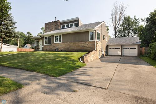 1015 11th Ave S, Moorhead, MN, 56560-3611 | Card Image