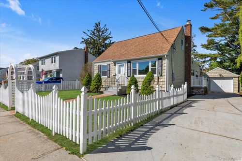 241 Phyllis Dr, Lindenhurst, NY, 11757-5417 | Card Image