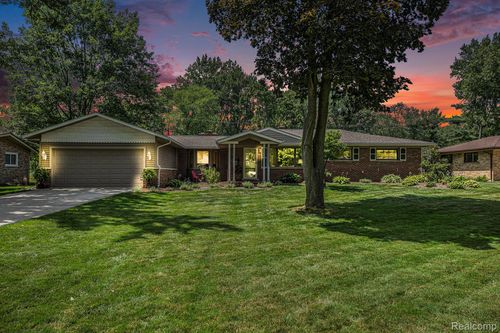 53321 Suzanne Ave, Shelby Township, MI, 48316-2573 | Card Image