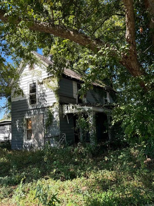 2221 E 6th Ave, Pine Bluff, AR, 71601-5403 | Card Image