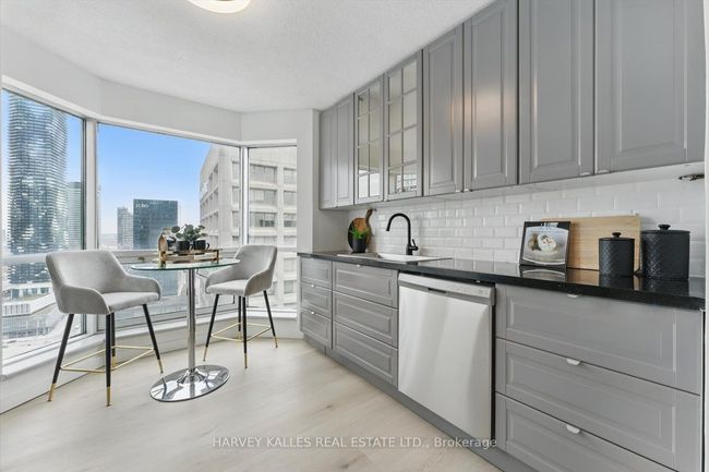3211 - 10 Yonge St, Condo with 2 bedrooms, 2 bathrooms and null parking in Toronto ON | Image 10