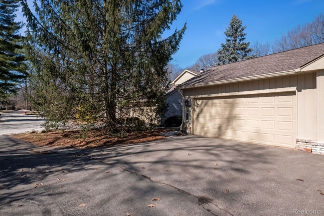 1339 Knollcrest Cir, Condo with 3 bedrooms, 3 bathrooms and null parking in Bloomfield Hills MI | Image 39