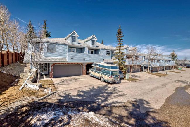 90 Valley Ridge Heights Nw, Home with 2 bedrooms, 3 bathrooms and 4 parking in Calgary AB | Image 2