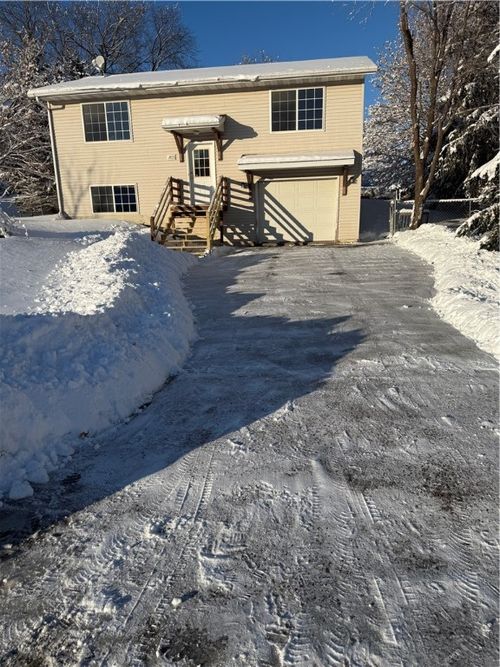 915 28th Ave N, Menomonie, WI, 54751-1049 | Card Image