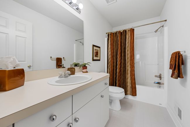 2nd Full bathroom in hallway between bedrooms | Image 20