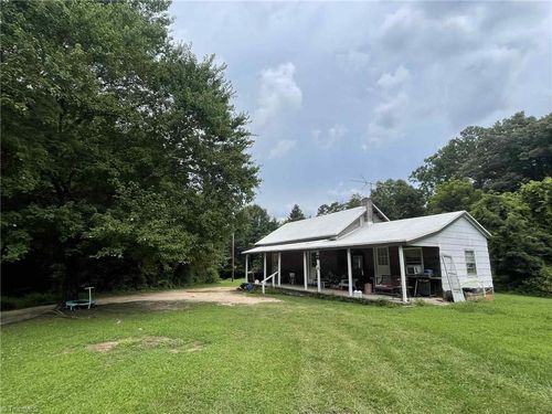 1140 Lacy Ln, Walnut Cove, NC, 27052-6912 | Card Image