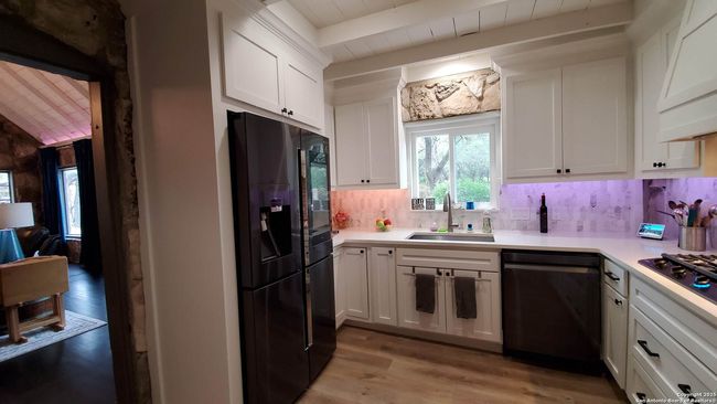 9810 Park Dr, House other with 2 bedrooms, 3 bathrooms and null parking in Helotes TX | Image 20