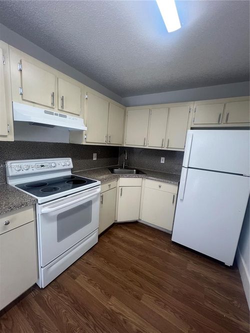 203-6141 W 22nd Ct, Hialeah, FL, 33016-3896 | Card Image